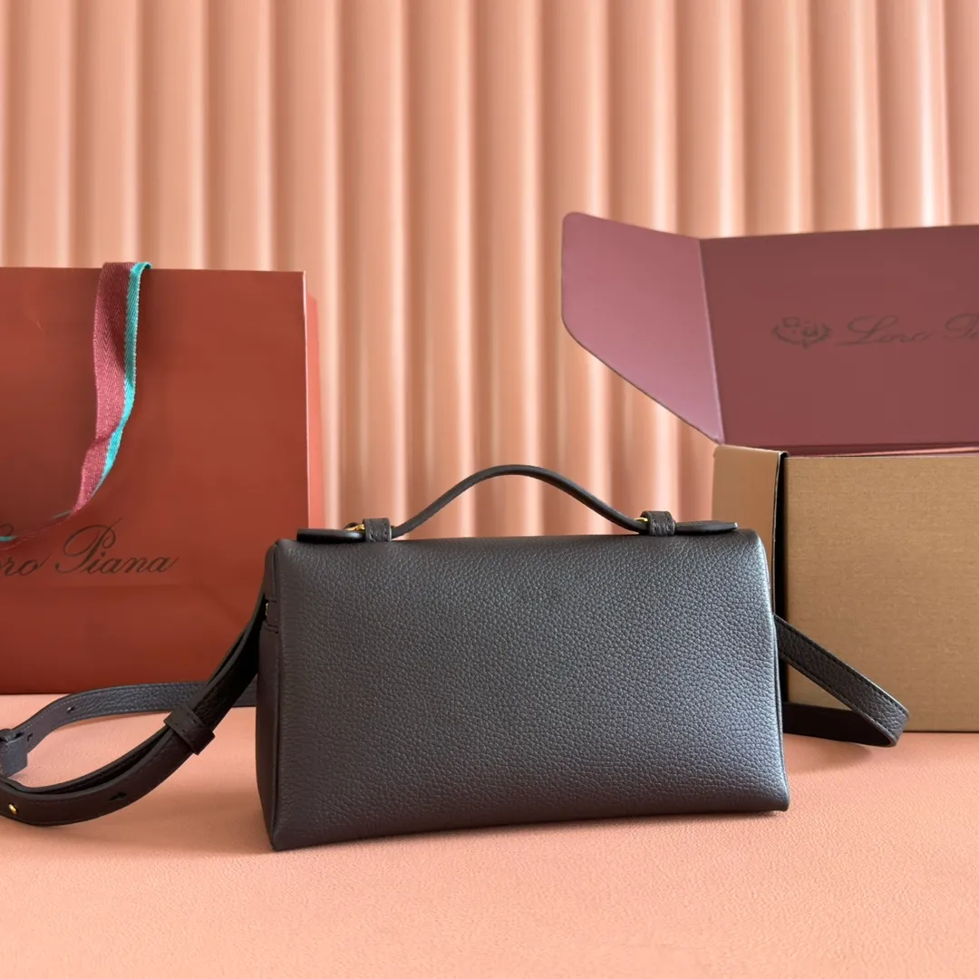p1160💋💋💋【Original leather configuration counter complete set of packaging】 𝐋𝐨𝐫𝐨 𝐏𝐢𝐚𝐧@ Extra pocket L19 series handbag/crossbody bag, all steel, the most comfortable life is the undefined life, just like loro The material design of pian@ does not require complicated design styles. The simple and soft outline is elegant and durable, like an exquisite cosmetic case, which perfectly balances appearance and functionality. The leather is delicate and feels as soft as butter. The small bag has a large capacity. It is not only portable with a thin shoulder strap, but can also be worn cross-body. Sisters who have a special liking for minimalist style can buy it. It is simple and versatile. The simpler, the more different. Stars and Instagram celebrities are all planting it. There are two sizes of 19 cm and 27 cm. One is exquisite and casual, and the other is elegant and grand. Size: Small: length 19×width 7×height 12cm (